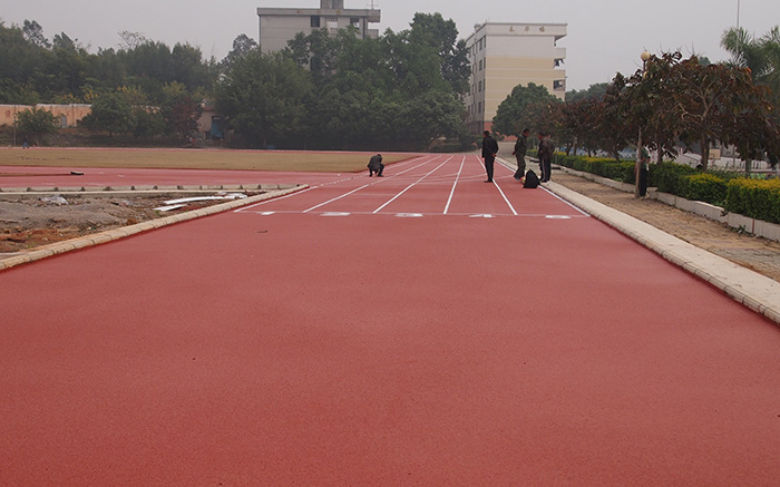 武鳴縣雙橋鎮(zhèn)中心小學(xué)—200米塑膠跑道、天然草足球場.jpg